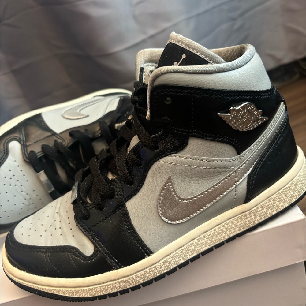Women Jordan 1 Mid SE size 6.5  Black/Gray - Picture 6 of 10